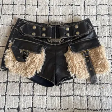 퍼 달린 가죽 숏팬츠