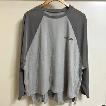 [ cloche 크로셰 ] 벨로아 이소재 자수 로고 상의 그레이