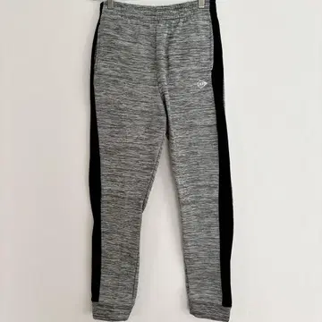 그레이와 블랙의 슬림핏 조거 팬츠 사이드 라인 속기모 방한 포켓