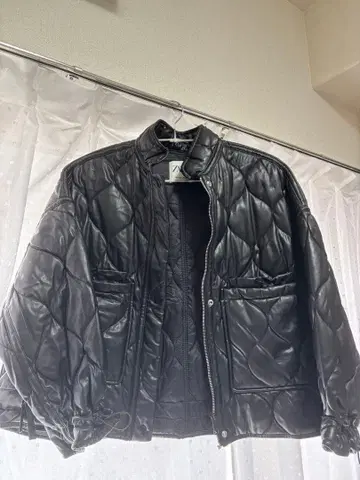 ZARA (자라)의 인조 가죽 퀼팅 자켓