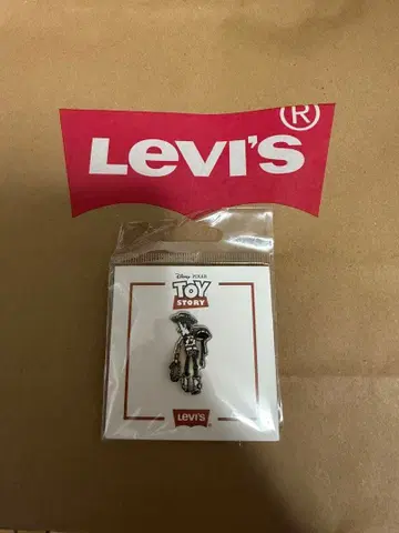 Levi's 토이 스토리 핀 배지 우디
