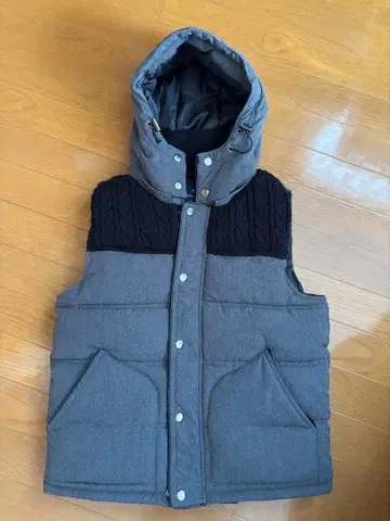 REQUEST 후드 부착 다운 베스트 그레이