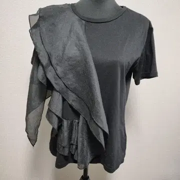 프릴 달린 블랙 T셔츠