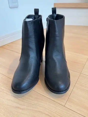 [ 미사용 새상품 ] 24cm 블랙 앵클부츠 중간 힐 지퍼 포함