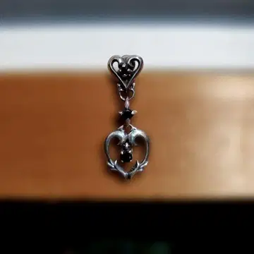 실버 하트형 귀걸이 (한쪽 귀용)