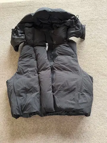 오모테산도 이불 가게 x COZ 후드 부착 다운 베스트