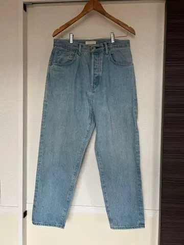 HATHUKI 테이퍼드 데님 팬츠