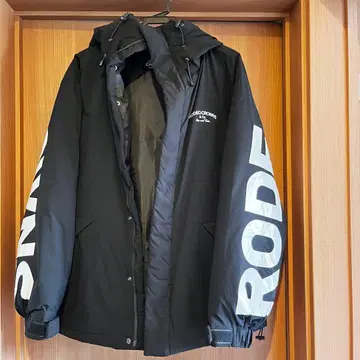 RODEO CROWNS 블랙 후드 부착 다운 자켓