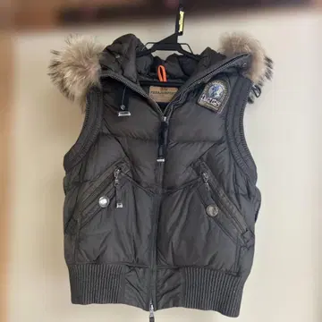 퍼 달린 다크 브라운 다운 베스트