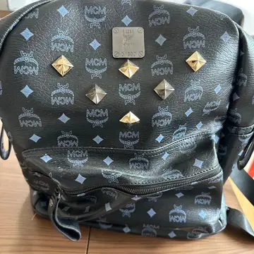 MCM 스터드 장식 블랙 백팩