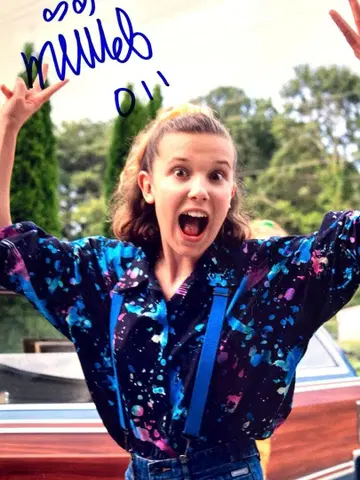 밀리 바비 브라운 친필 사인 초특대 사진 -