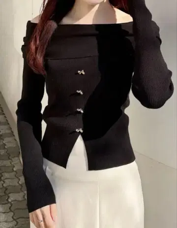 머큐리 듀오 2WAY 오프숄더 디자인 버튼 니트 블랙