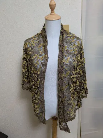 블랙과 금색 꽃무늬 자수 숄