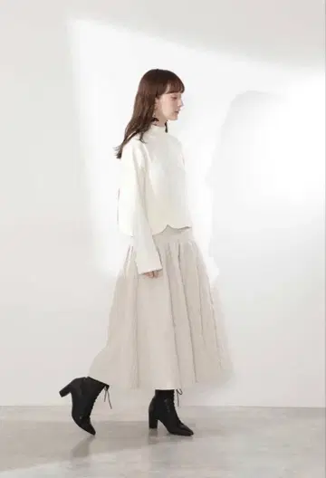 질스튜어트 하이넥 스웨터 화이트