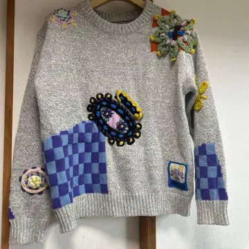 복고풍 느낌 귀여운 자수 그레이 긴팔 니트 스웨터
