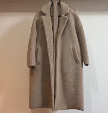 스터닝 루어 스탠드 칼라 페이크 무스탕 코트