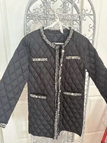 블랙 퀼팅 자켓 펄 장식