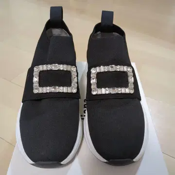 diana 비쥬 장식 블랙 스니커즈