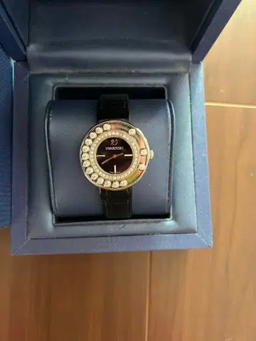 Swarovski 블랙 가죽 아날로그 시계