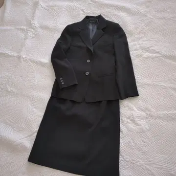 KORET 블랙 수트 자켓과 스커트 세트