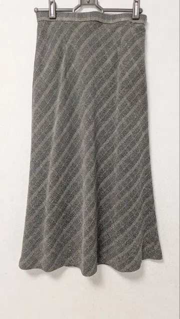 그레이 계열 스트라이프 패턴 플레어 스커트