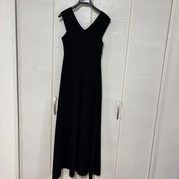 NOBLE 밀라노 리브 핏 플레어 니트 원피스