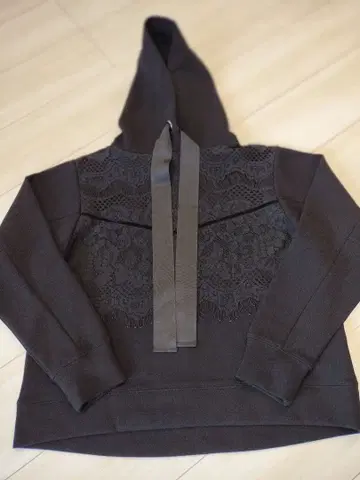 DR 블랙 레이스 디테일 후드 부착 후드티