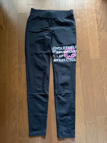 FEELCYCLE 블랙 로고 프린트 슬림핏 레깅스
