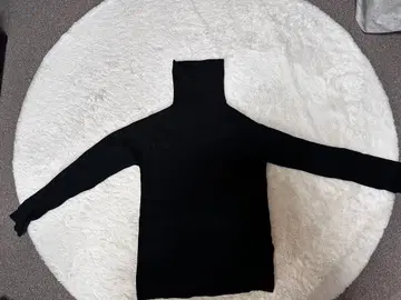 블랙 터틀넥 니트