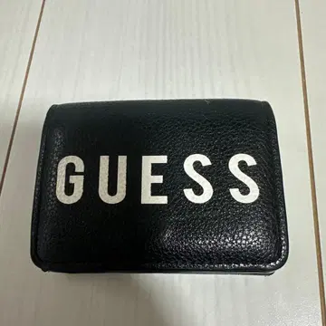 GUESS 블랙 3단 폴더형 지갑