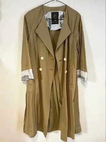 카키 더블 브레스트 트렌치코트