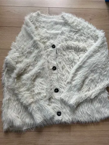아이보리 퍼(Fur) 느낌 가디건