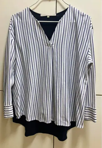 자유구 스트라이프 디자인 V넥 긴팔 셔츠 40