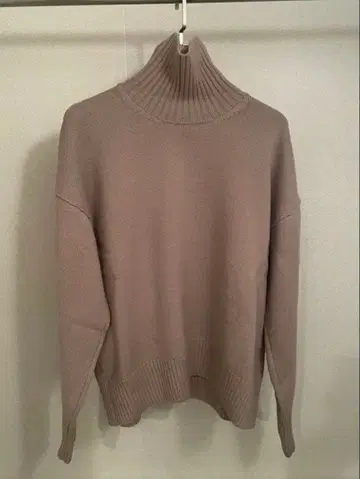 OVERSIZED IMPRESSION HIGH NECK KNIT LS