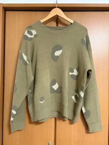 [ INHERIT ] 카키 애니멀 프린트 니트 스웨터 레오파드 무늬