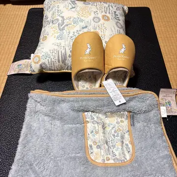 Peter Rabbit 리버서블 쿠션과 슬리퍼 세트