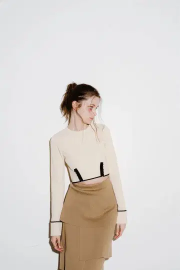 [ 새상품급 ] pinue 허리 슬릿 니트탑