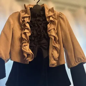 TO BE CHIC 프릴 달린 베이지 자켓