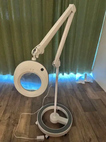 화이트 스탠드식 돋보기 LED 포함