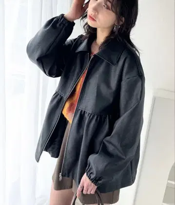 페미닌 페플럼 디자인의 페이크 레더 자켓