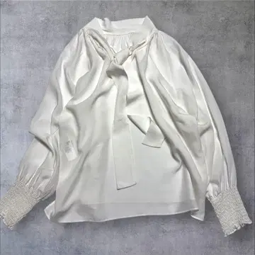 개럴개런트 보타이 블라우스 광택 낙하감 화이트 개더 프릴