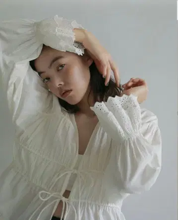 V넥 레이스 블라우스 안느크