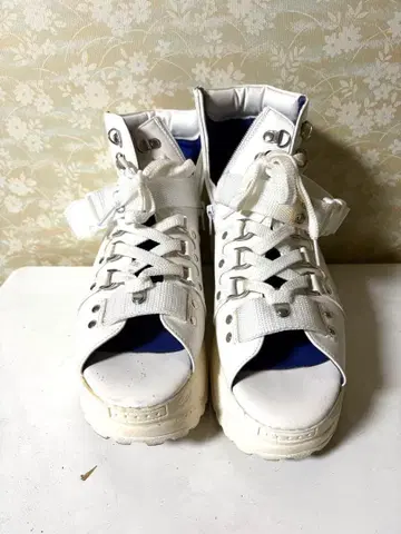 요스케 통굽 샌들