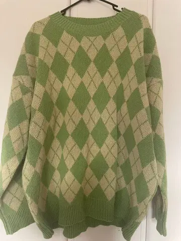 BEEP 그린과 크림의 니트 스웨터