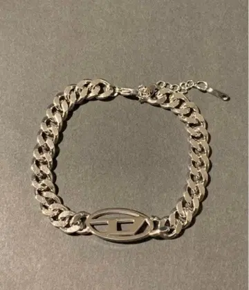 [ 당일 발송 ] D 로고 실버 체인 팔찌