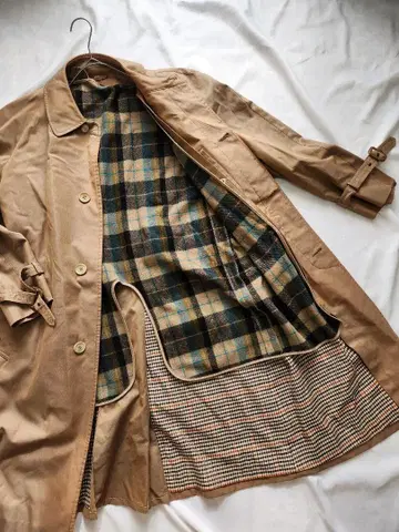 베이지 트렌치코트 체크 안감