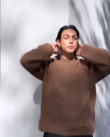 브라운 알파카 블렌드 크루넥 스웨터