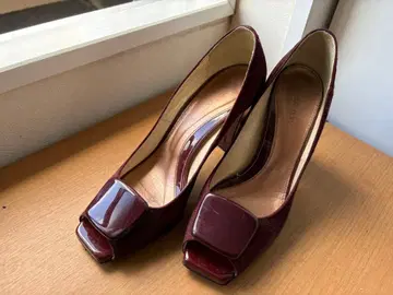 버건디 오픈토 펌프스