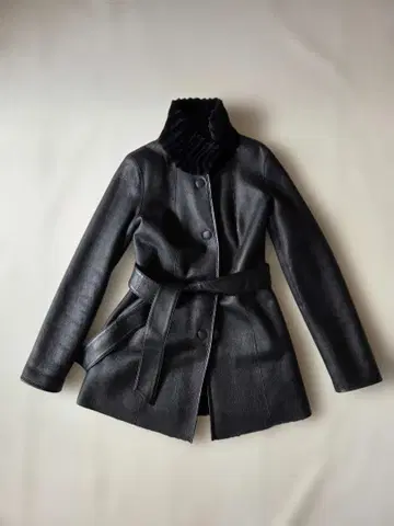 리버서블 블랙 무스탕 코트