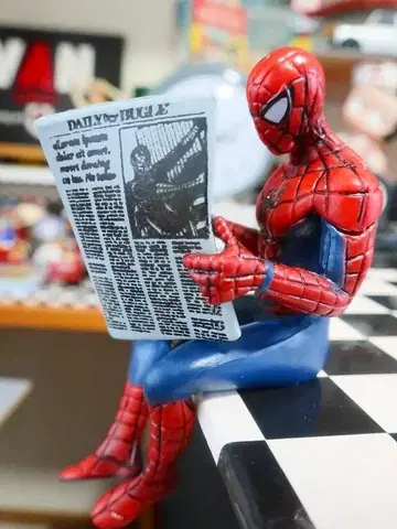 레어 자신이 실린 신문을 읽는 스파이더맨 피규어 DAILY BUGLE